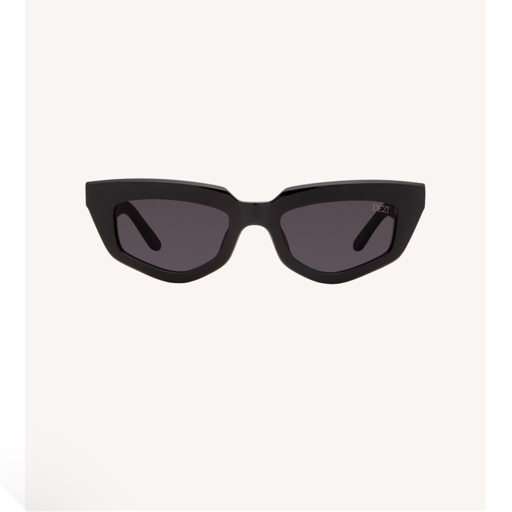 DEZI ON READ SUNGLASSES